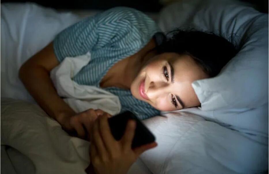 Using a mobile phone for 8 minutes before bed gives you an hour of buzz, according to a study ！